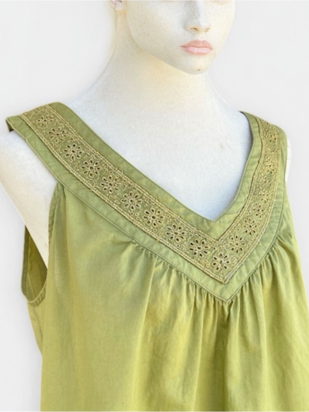 Banana Republic V-Neck/Back Sleeveless Eyelet Blouse in Pear Green Sz Medium